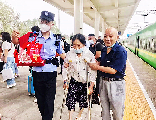 帮助困难旅客.jpg