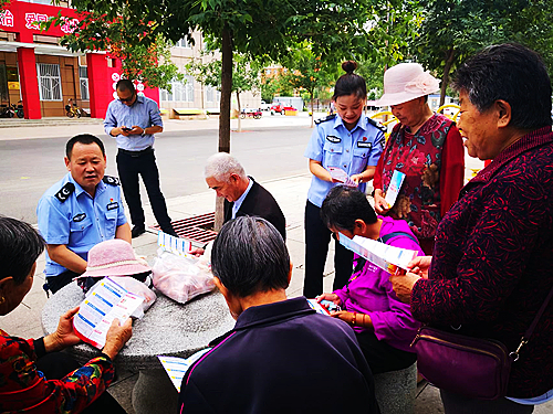 图为师公共法律服务中心工作人员正在开展普法宣传.jpg