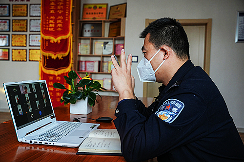 民警长学福在为学生举例说法.jpg