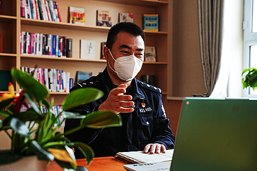 民警长学福与学生交流互动.jpg
