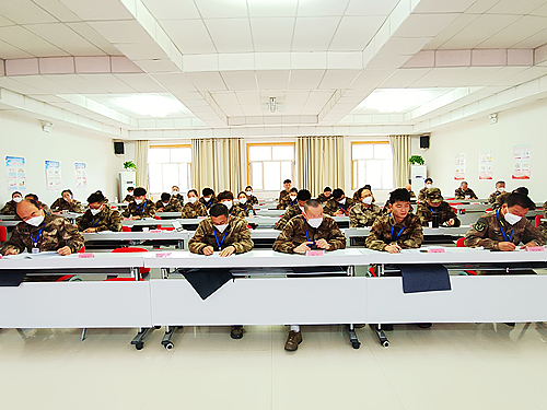 图为参训学员认真学习二十大精神1.jpg