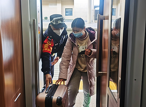3帮助旅客乘车.jpg