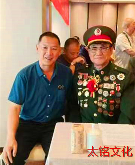 与92岁抗美援朝老英雄戴海山合影！.jpg
