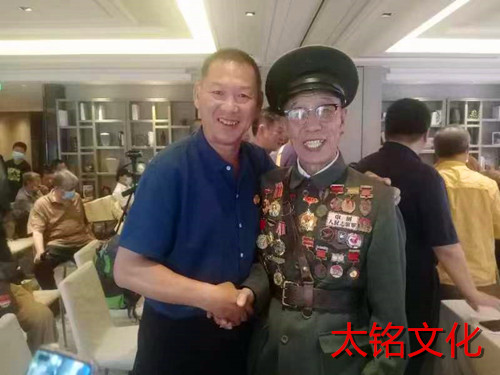 和89岁抗美援朝文艺战士吕良合影！.jpg