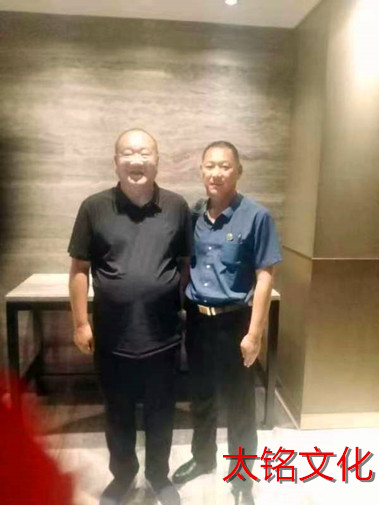 中国乡村振兴服务网理事联盟服务中心主任吴亚刚与彭德怀彭大将军的侄孙彭宇合影。.jpg