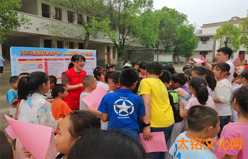 志愿者安全宣讲吸引许多学生.jpg