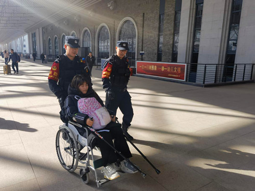 帮助行动不便旅客乘车_副本.jpg