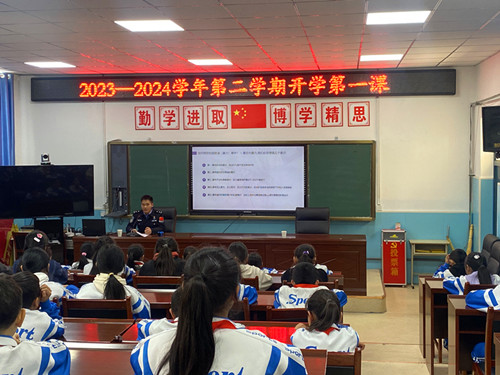 图为：一六五团派出所民警韩路正在授课_副本.jpg