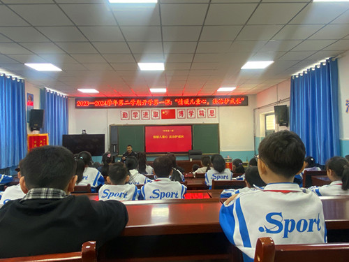 图为：同学们认真听讲_副本.jpg