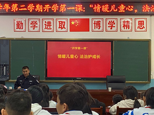 图为：一六五团中学法治副校长加林正在为同学们授课_副本.jpg