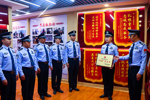 图为民警参观荣誉室_副本.jpg