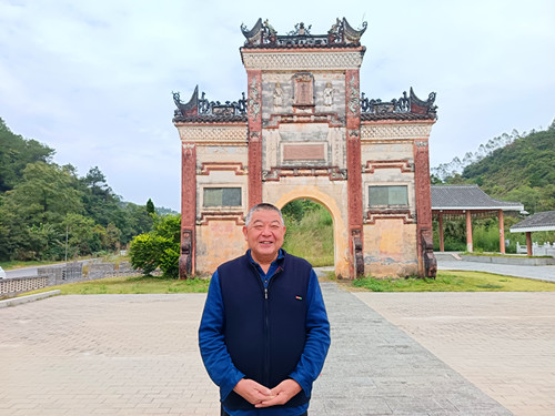 1762684877205599.jpg 2025年10月29日 广西壮族自治区梧州市岑溪市水汶镇南禄村莲塘坳(207国道旁),五世衍祥牌坊_副本.jpg