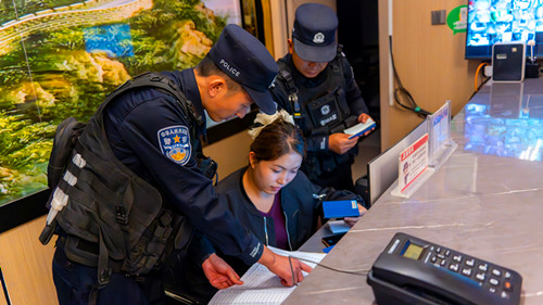 图为民警检查旅店业_副本.jpg