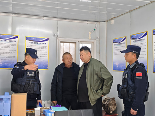 1767097761813167.jpg 图为-民警对安全生产责任进行强调.jpg