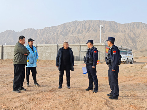 1767097781168157.jpg 图为-民警开展普法宣传提醒_副本.jpg