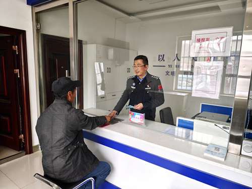 1774932762837226.jpg 民警为群众办理业务.jpg